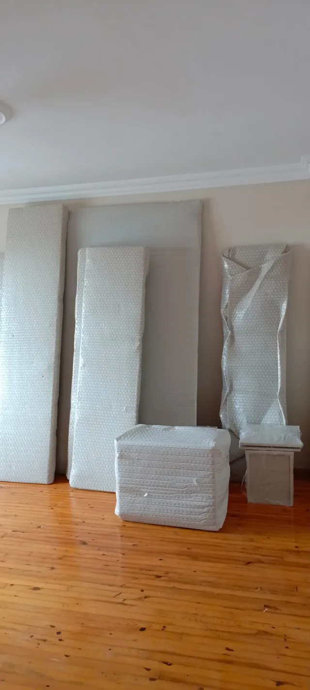 Beyaz balonlu koruyucuyla ayrı ayrı paketlenmiş ev eşyaları